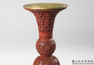 图片[2]-Gu-shaped carved red lacquer vase with decor of lotus scrolls and the Eight Treasures, Qing dynasty, Qianlong reign (1736-1795)-China Archive